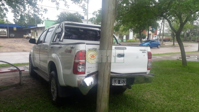 Robó una camioneta municipal y se estrelló contra un poste de luz