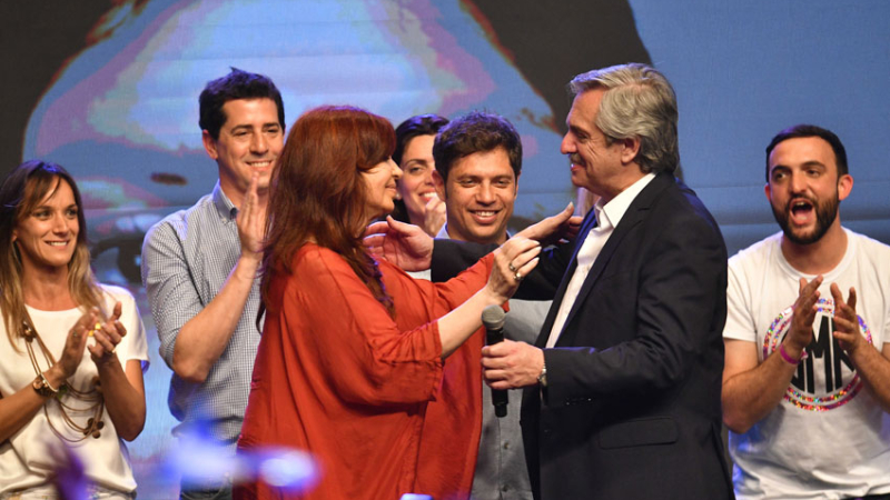 “Tenemos la misión de rescatar al país de las cenizas” dijo Alberto al celebrar su victoria