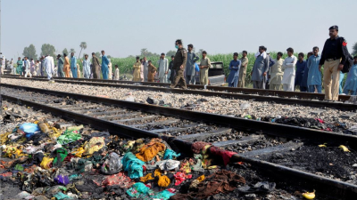 Ascienden a 73 los muertos por la explosión de una garrafa de gas en un tren en Pakistán
