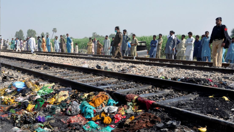 Ascienden a 73 los muertos por la explosión de una garrafa de gas en un tren en Pakistán