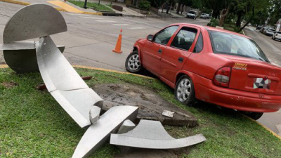 Resistencia: conductor ebrio derribó una escultura