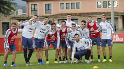 La Selección entre dos esquemas y dudas