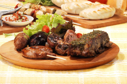 plato-de-madera-con-asado.jpg