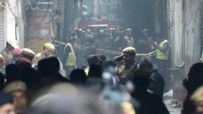 Se incendió una fábrica en Nueva Delhi: al menos 43 muertos