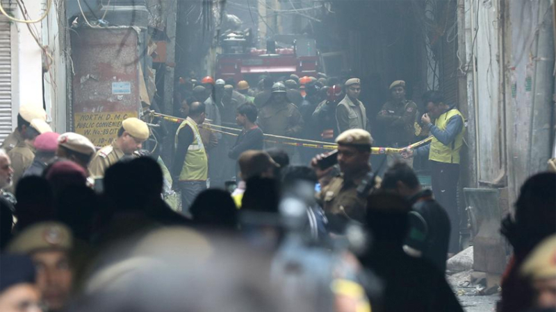 Se incendió una fábrica en Nueva Delhi: al menos 43 muertos