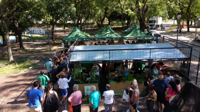 El camión de la cooperativa Fruderpa, en la plaza España