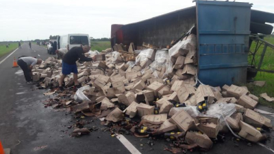 Más de 2 mil cajas de vino "regadas" en la ruta 11 tras el vuelco de un camión