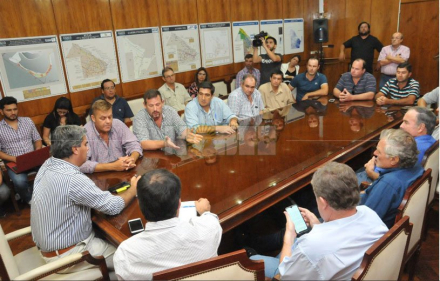 Capitanich- mesa de enlace.JPG