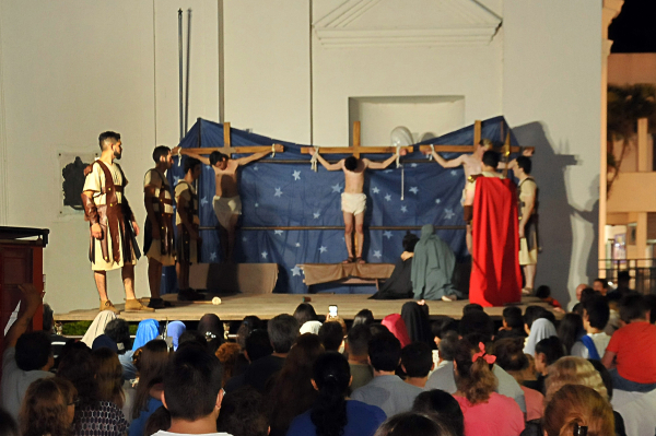 <p>EN LA CATEDRAL DE RESISITENCIA, EL PUBLICO OBSERVA LA CRUCIFICCION DE JESUS EN EL FINAL DEL VIACRUCIS.</p>
<p></p>
<p>Foto: Jorge "Punky" Flores </p>