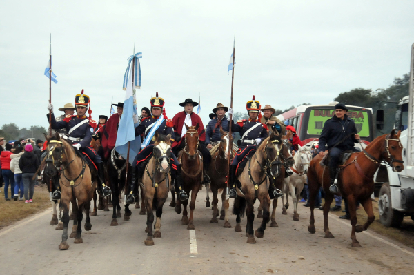 <p> EN LA LLEGADA DE LOS PEREGRINOS A CABALLO, ENCABEZADOS POR LOS GRANADEROS Y EL EX GOBERNADOR ANGEL ROZAS.</p>
<p>Foto: Jorge "Punky" Flores </p>