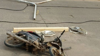 Motociclista hospitalizado al caerle un poste del alumbrado