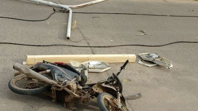 Motociclista hospitalizado al caerle un poste del alumbrado