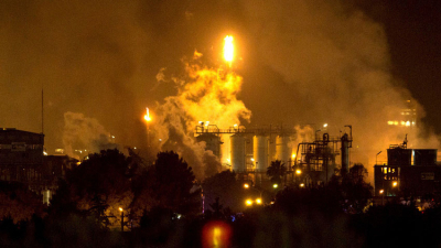 Explosión de una petroquímica: un hombre muere al caerle una tapa de una tonelada
