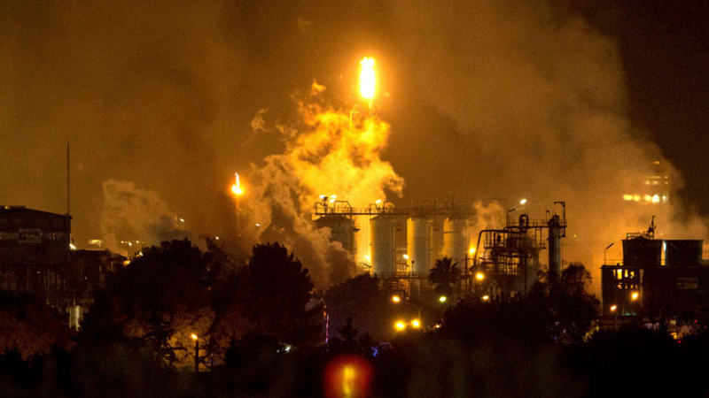 Explosión de una petroquímica: un hombre muere al caerle una tapa de una tonelada
