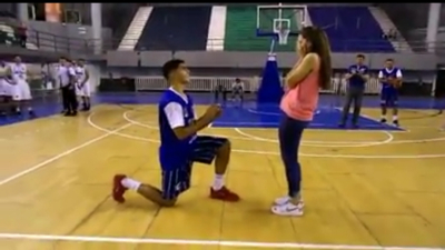 ¡Hay amor!. Jugador de básquet le propuso casamiento a su novia en la cancha