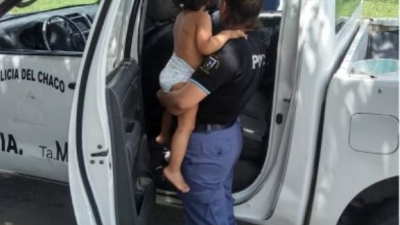 Una pequeña fue encontrada por la policía caminando sola por la calle