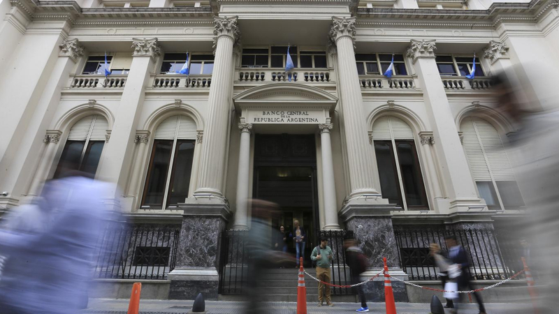 Los bancos comienzan a regularizar la atención el 13 de abril