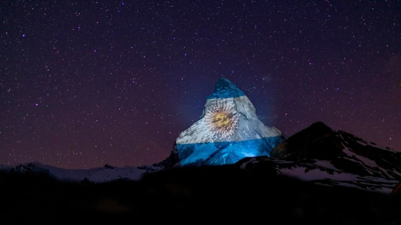La bandera argentina fue proyectada en los alpes suizos como señal de “esperanza y solidaridad”