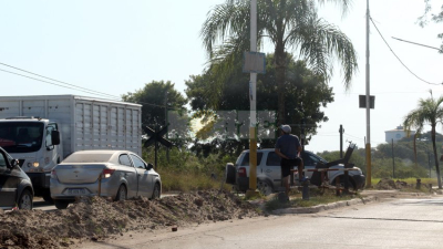 La avivada no tiene fin: con tal de esquivar un control, autos circulan por las vías