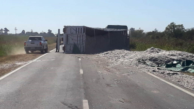 Volcó camión cargado con algodón en la Ruta 89