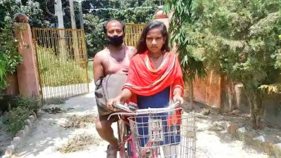Una niña de 15 años pedalea 1.200 km con su padre discapacitado para volver a su aldea natal