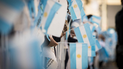 Banderas en casas y edificios para festejar un 25 de Mayo diferente