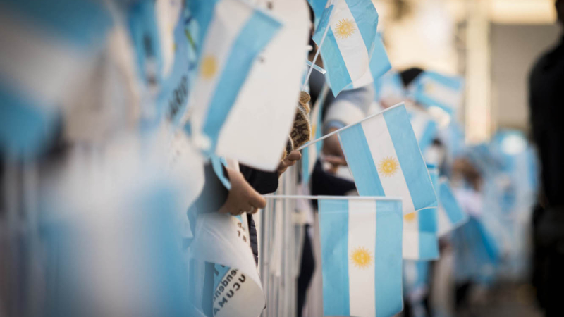 Banderas en casas y edificios para festejar un 25 de Mayo diferente