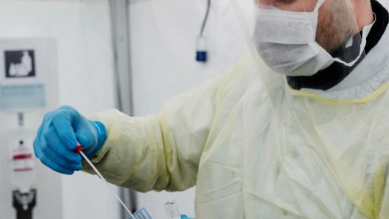 Bioquímicos chaqueños trabajan a toda máquina analizando muestras