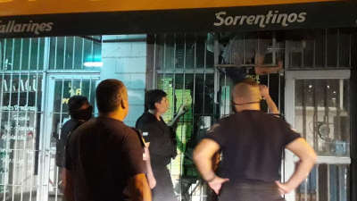 Sin trabajo y sin botín: empleado entró a robar y se quedó atrapado en el hueco del aire acondicionado
