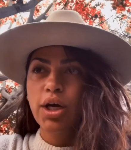 Camila Alves McConaughey pasea por su rancho en Texas con su melena casi rizada.jpg