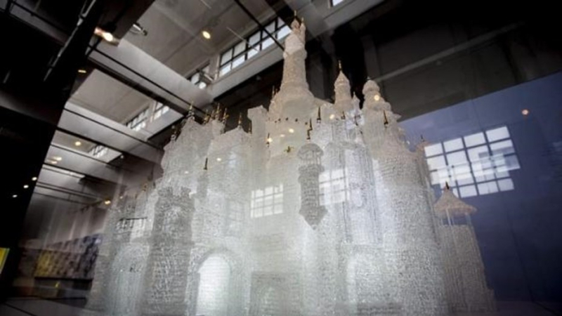 Dos nenes rompieron en un museo la escultura de cristal más grande del mundo