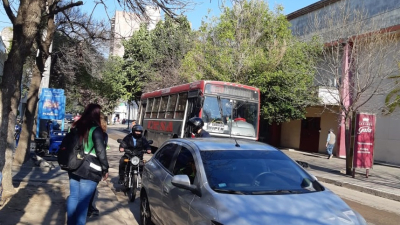 Volvieron los colectivos y hay menos áreas para estacionar en el microcentro