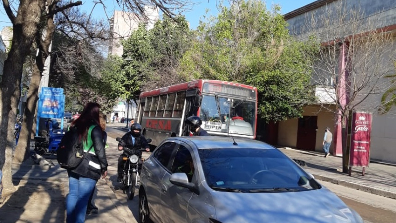 Volvieron los colectivos y hay menos áreas para estacionar en el microcentro