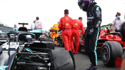 Hamilton imparable al cruzar la meta con un neumático pinchado