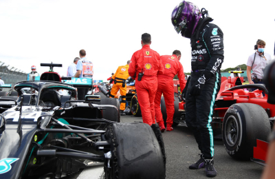 Hamilton imparable al cruzar la meta con un neumático pinchado