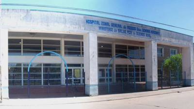 Disparan en la cabeza a un niño que orinaba en un árbol