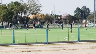 Inadaptados juegan al fútbol en cancha de hockey del Parque 2 de Febrero