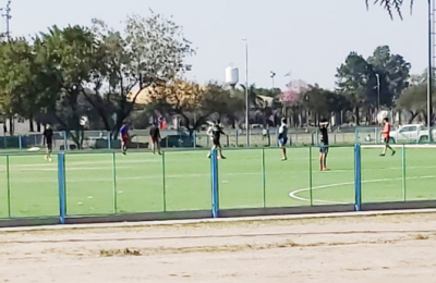 Inadaptados juegan al fútbol en cancha de hockey del Parque 2 de Febrero