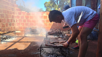 Asado solidario “antivegano” tuitero para 120 pibes de Barranqueras