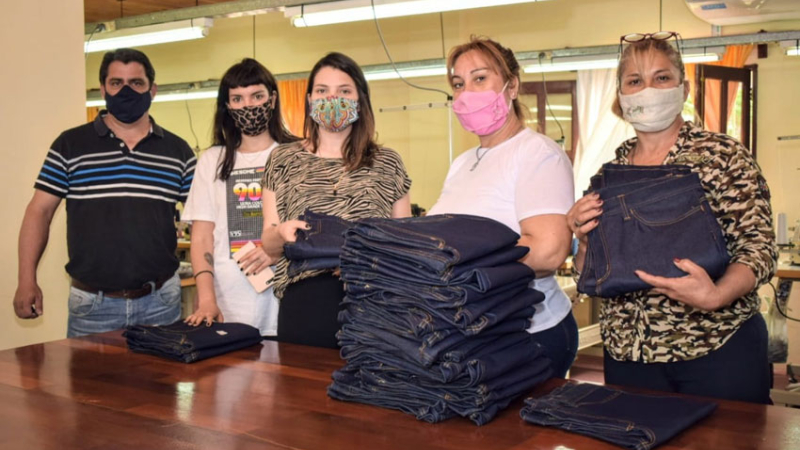 La textil municipal entregó jeans confeccionados en Campo Largo