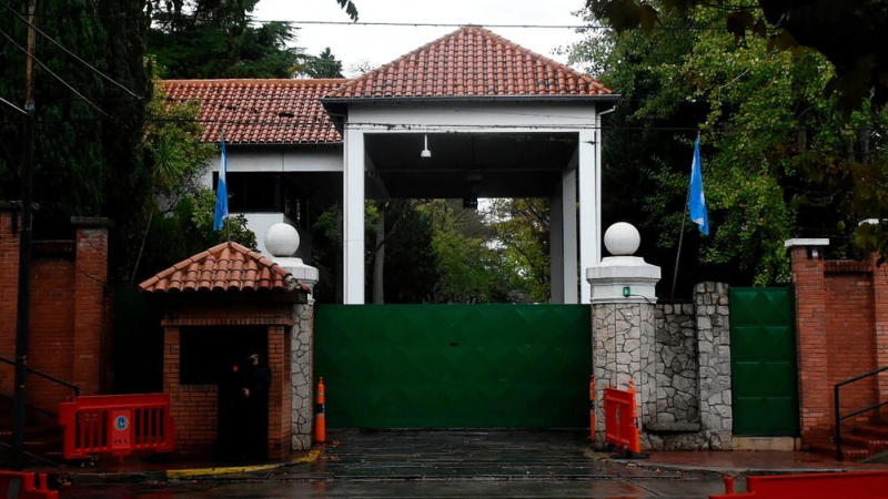 Un hombre fue detenido por arrojar una bomba molotov contra la quinta de Olivos
