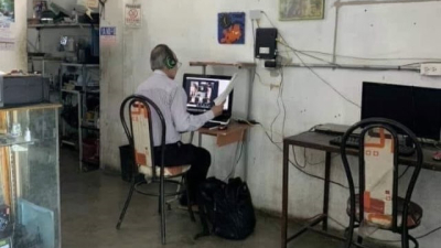 ??“Maestro del año”, fotografían a un profesor que asiste a un ciber para darle clases a sus alumnos