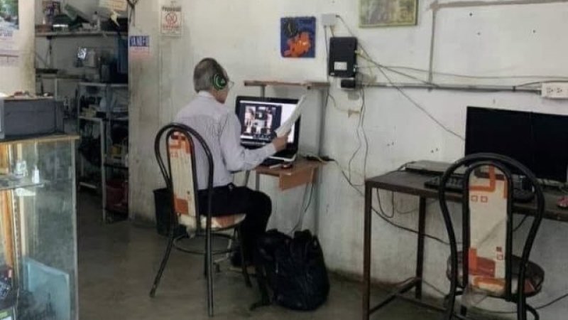 ??“Maestro del año”, fotografían a un profesor que asiste a un ciber para darle clases a sus alumnos