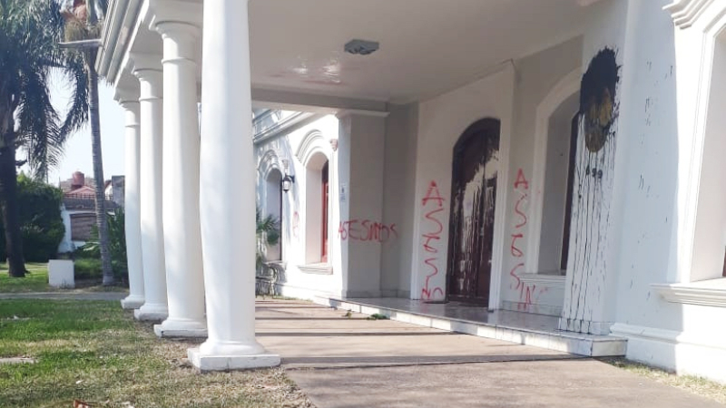 Por la muerte de las niñas argentinas, atacaron el Consulado de Paraguay en Resistencia