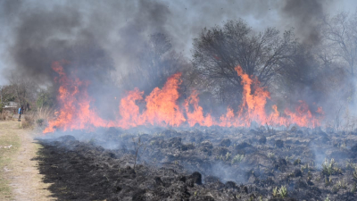 Un cortocircuito en una camioneta generó un voraz incendio