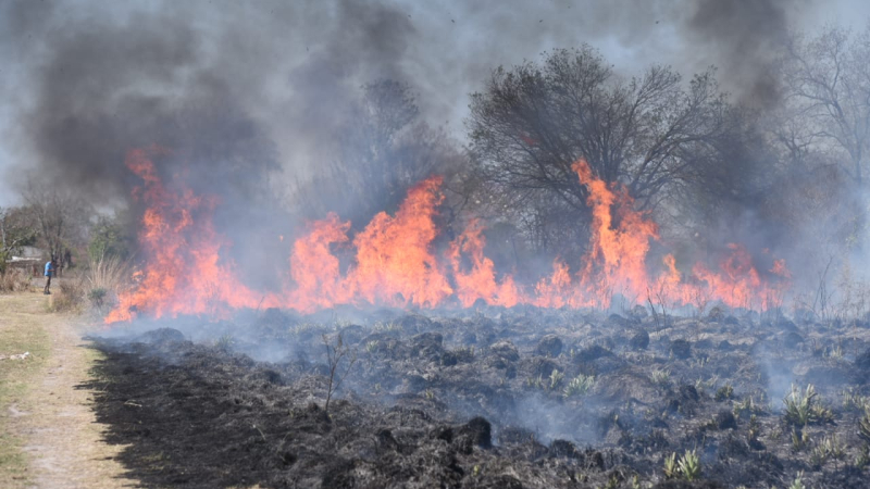 Un cortocircuito en una camioneta generó un voraz incendio