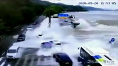 Una ola gigante arrastra a una docena de vehículos al borde de un río en China
