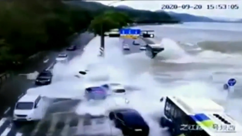 Una ola gigante arrastra a una docena de vehículos al borde de un río en China