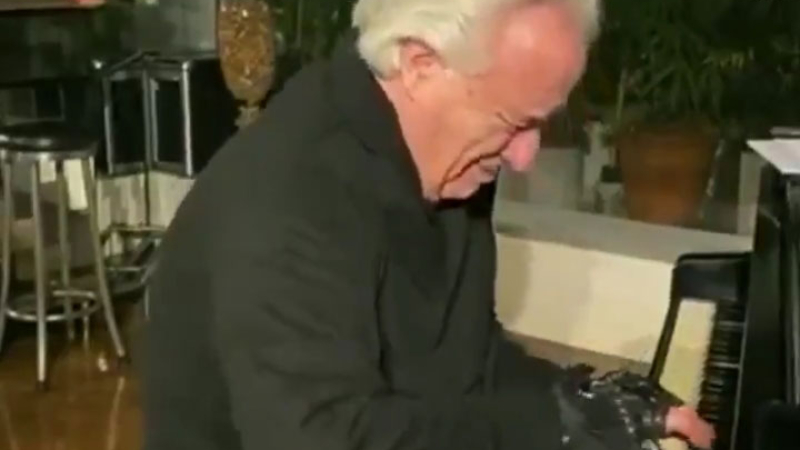 Tras 20 años pudo volver a tocar el piano gracias a unas prótesis