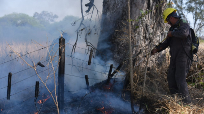 Incendio cerca de Colonia Benitez: quema de pastizales pone en riesgo a la aldea Tres Horquetas